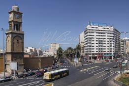 Image du Maroc Professionnelle de  Dans les années 50 apparaît le nouveau quartier d’affaire de Sidi Belyout, construit dans un style jusque-là inconnu. Son exécution était prévue par un plan d’ensemble d’Ecochard, approuvé en 1952.L’Avenue des Forces Armées Royales (F. A. R.), à gauche, représente l’une des plus grandes réussites de ce projet. Bordée d’une suite de hauts immeubles d’un aspect très agréable et bien entretenus, elle bénéficie également d’un élargissement spatial considérable, dû à l’originalité architecturale de ses constructions en biais (la rangée du milieu), Mardi 7 Juillet 2009. (Photo / Abdeljalil Bounhar) 